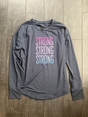 🔥Stitch Fix RUNWAY Girls' Dark Gray Long Sleeve Tee with 'STRONG' Ombre Print